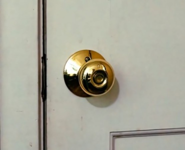 From Squeak to Sleek: Replacing Interior Door Hinges the Easy Way